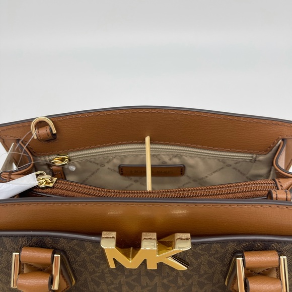 Michael Kors Mott MD Messenger & Case Card Wallet - Picture 10 of 15